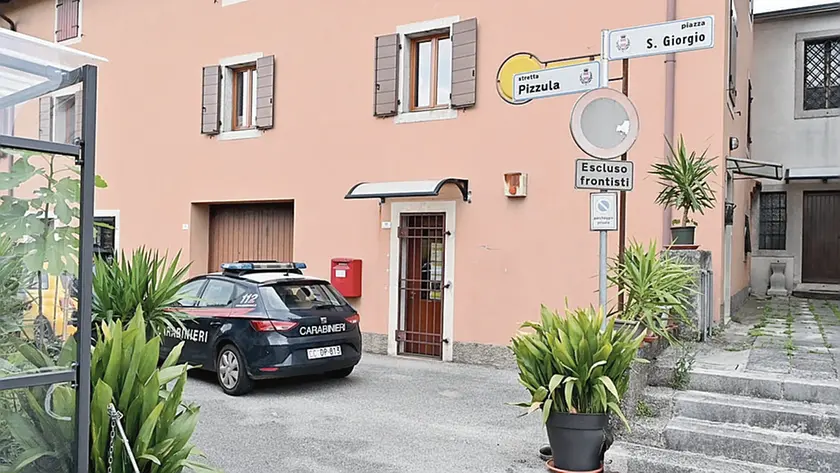 La pattuglia dei carabinieri del Radiomobile Cividale a Sanguarzo, dove abitava la 57enne Monica Piggiotto