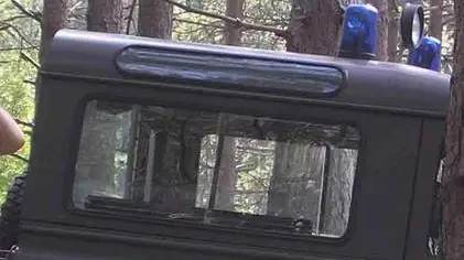 Forestali nella Gola del Furlo, Pesaro Urbino, 11 maggio 2011. Un bracconiere che catturava cinghiali nella Riserva naturale statale della Gola del Furlo, usando lacci in acciaio che provocano sofferenze atroci agli animali, è stato scoperto in flagranza e denunciato dagli agenti del Corpo forestale dello Stato, dopo una lunga indagine condotta insieme alla Polizia provinciale e alla Scientifica di Urbino e Roma. ANSA / FORESTALE +++NO SALES - EDITORIAL USE ONLY+++