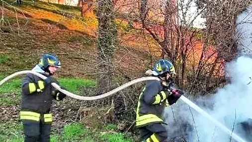 Vigili del fuoco al lavoro per spegnere un incendio di sterpaglie