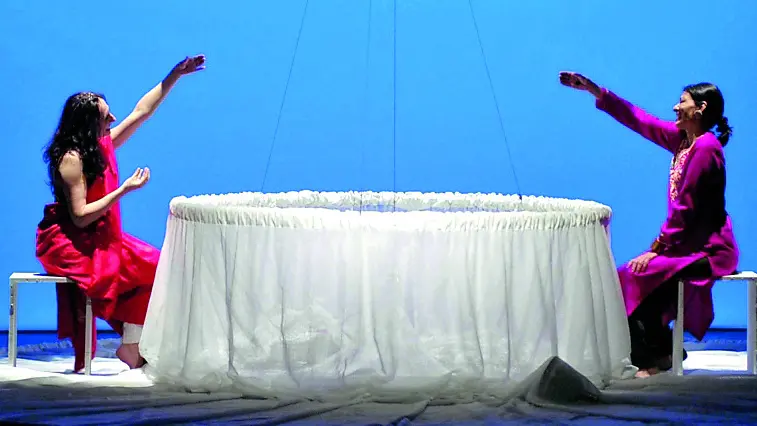 La danzatrice classica e attrice Mallika Sarabhai con Rita Maffei, con la quale collabora dal 2003 (foto Luca D'Agostino / Phocus Agen)