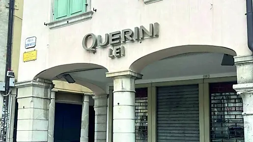 Il negozio Querini Lei che tra qualche giorno chiuderà definitivamente
