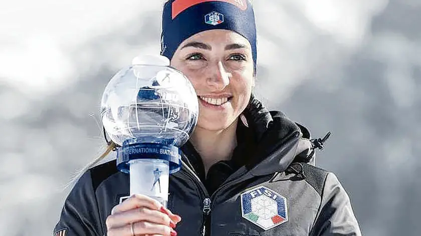 Lisa Vittozzi con la Coppa del Mondo conquistata poche settimane fa