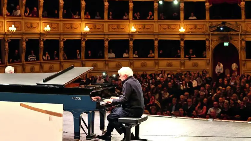 Il Maestro Piovani al pianoforte. (foto Lasorte)