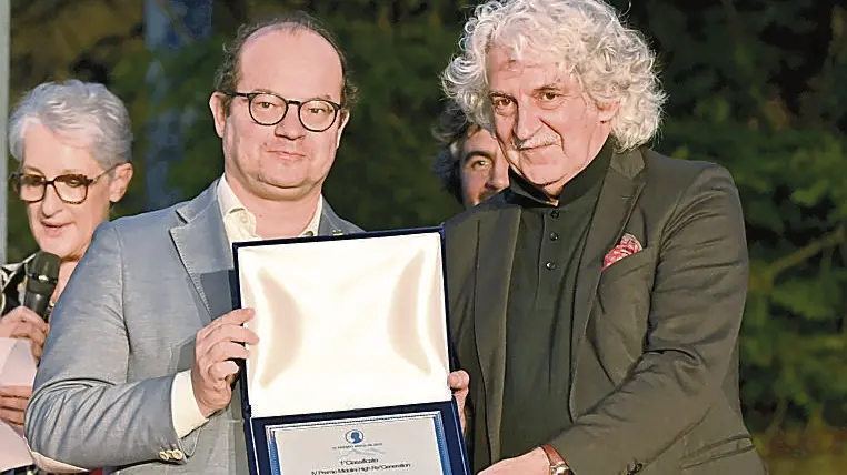 L’assessore Mario Anzil consegna il riconoscimento ad Alfonso Firmani, vincitore della quarta edizione del Premio Midolini (foto Petrussi)