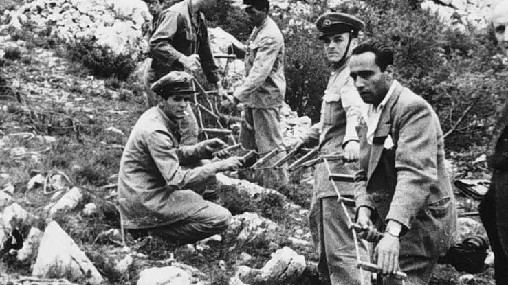 Documentazione Foibe fornita dalla Lega nazionale. Primo Levi per l'analisi del testo, le foibe per il tema storico, il ruolo dei giovani nella politica, ma anche la musica, la ricerca della felicità e l'inquietante interrogativo "Siamo soli?", insomma quello che per semplicità tra i maturandi viene definito 'il tema sugli Ufo'. Sono questi gli argomenti proposti ai candidati nella prima prova della Maturità che coinvolge quest'anno 500.694 studenti. ANSA/IAN