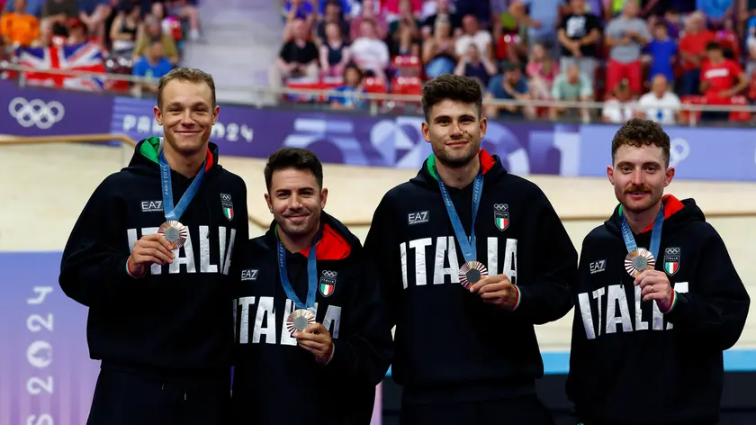 Da sinistra il friulano Jonathan Milan, il veneto Francesco Lamon, Filippo Ganna e Simone Consonni sul podio con la medaglia di bronzo (foto Petrussi / Bettini)