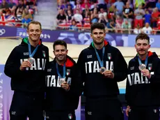 Da sinistra il friulano Jonathan Milan, il veneto Francesco Lamon, Filippo Ganna e Simone Consonni sul podio con la medaglia di bronzo (foto Petrussi / Bettini)