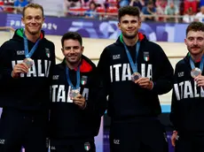 Da sinistra il friulano Jonathan Milan, il veneto Francesco Lamon, Filippo Ganna e Simone Consonni sul podio con la medaglia di bronzo (foto Petrussi / Bettini)