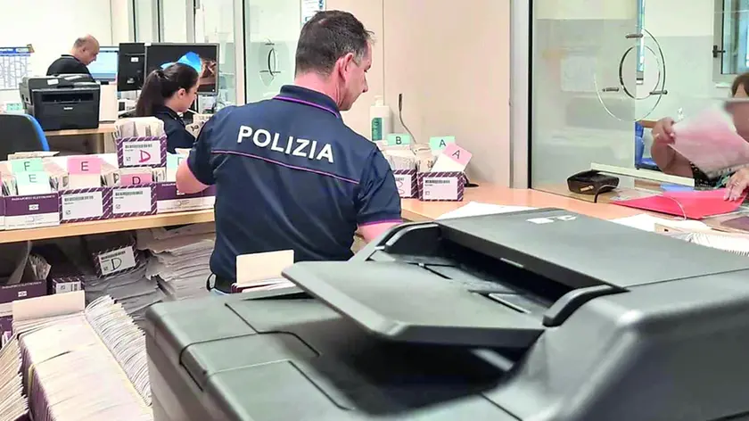 I cittadini possono presentare richiesta negli uffici di viale Venezia a Udine, ma anche nei commissariati di Cividale e Tolmezzo