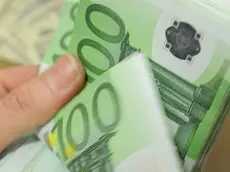 Un conteggio di euro, in una foto del 11 gennaio 2012. ANSA/DANIEL DAL ZENNARO