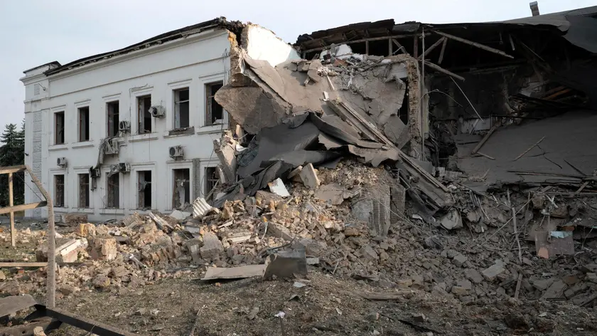 epa11579384 A view of a damaged civilian non-residential building after a rocket hit in Kyiv (Kiev), Ukraine, 02 September 2024, amid the ongoing Russian invasion. According to the National Police, at least three people were injured after a Russian rocket attack on non-residential civilian buildings in Kyiv. Russian troops entered Ukrainian territory on 24 February 2022, starting a conflict that has provoked destruction and a humanitarian crisis. EPA/DANYLO ANTONIUK