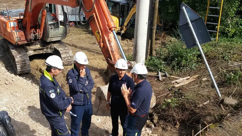 Debora Serracchiani (Presidente Regione FVG) nell'area di realizzazione del guado sulla strada regionale 260 per Amatrice (Rieti) - 31/08/2016