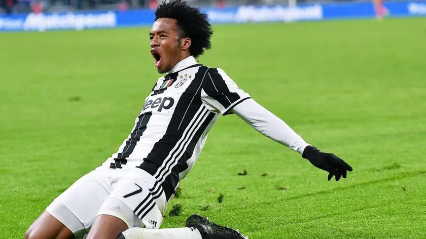 Juventus's Juan Cuadrado jubilates after scoring the goal during the Italian SERIE A soccer match Juventus vs Inter at Juventus Stadium in Turin, Italy, 5 February 2017 ANSA/ALESSANDRO DI MARCO