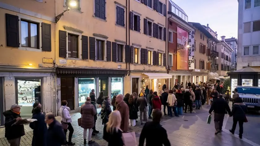 Lunghe file per partecipare agli eventi in città sabato sera a Casa Cavazzini e al tetro San Giorgio