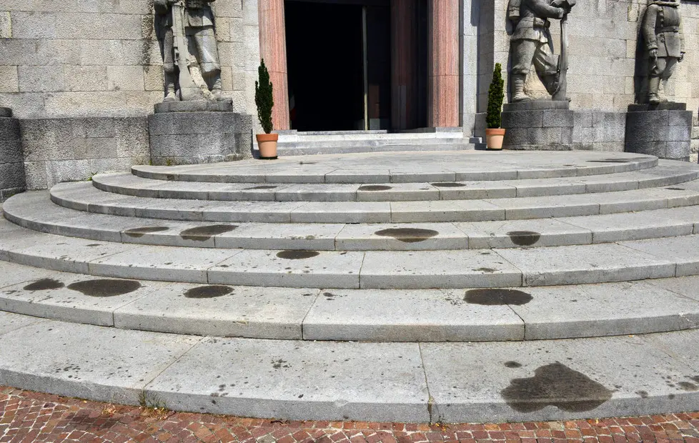 Udine 20 Luglio 2017 macchie di unto sagrato tempio ossario Copyright Petrussi Foto Press Turco Massimo