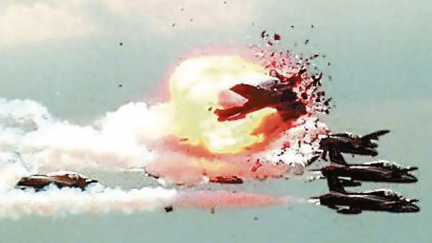La drammatica sequenza della collisione aerea a Ramstein: l'incidente, che causò 67 vittime e 346 feriti tra gli spettatori[, avvenne un'esibizione delle Frecce Tricolori il 28 agosto 1988