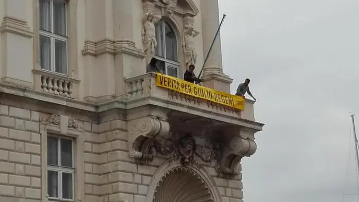 Il balcone del Palazzo del Lloyd, sede della Regione che si affaccia su piazza Unit?? a Trieste, dove ?? stato esposto lo striscione giallo di Amnesty International con la scritta "Verit?? per Giulio Regeni" a Trieste, 08 ottobre 2016. ANSA/FRANCESCO DE FILIPPO