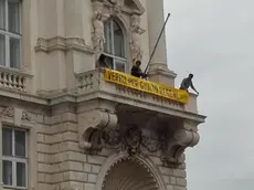 Il balcone del Palazzo del Lloyd, sede della Regione che si affaccia su piazza Unit?? a Trieste, dove ?? stato esposto lo striscione giallo di Amnesty International con la scritta "Verit?? per Giulio Regeni" a Trieste, 08 ottobre 2016. ANSA/FRANCESCO DE FILIPPO