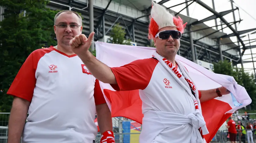 epa11415058 Fans of Poland arrive for the UEFA EURO 2024 group D match between Poland and Netherlands, in Hamburg, Germany, 16 June 2024. EPA/CLEMENS BILAN