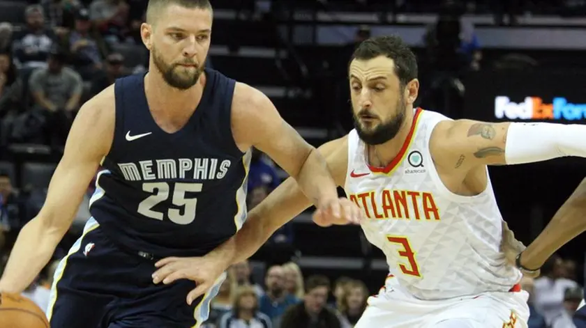 Memphis Grizzlies Chandler Parsons,( i), moves the ball down court while guarded by Atlanta Hawks Marco Belinelli (d) at FedEx Forum in Memphis, Tennessee, USA, 15, December 2017. EFE/ Karen Pulfer Focht