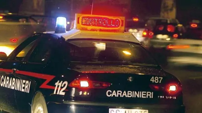 20050619 - GIRO DI VITE DEI CARABINIERI CONTRO IMMIGRAZIONE CLANDESTINA E PROSTITUZIONE. Una pattuglia dei carabinieri ripresa durante la scorsa notte nella Capitale nel corso di un'operazione contro l'immigrazione clandestina e la prostituzione. ANSA-CD..