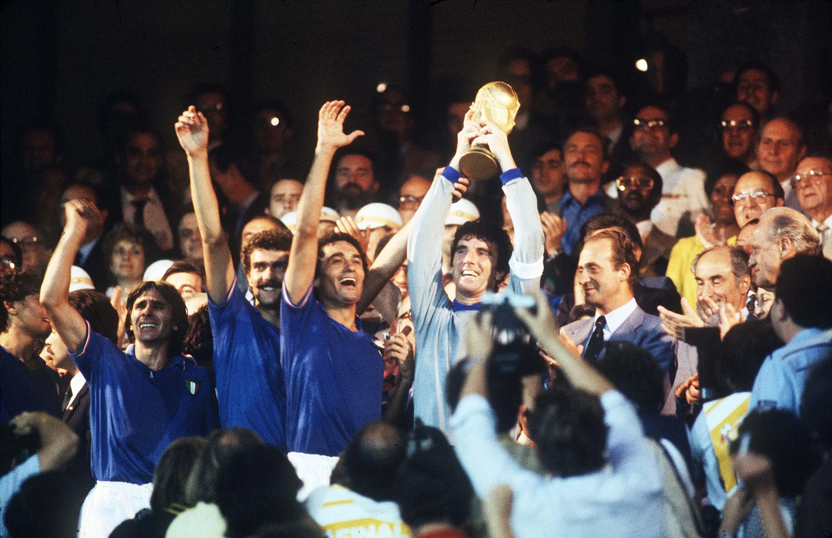 Madrid, 11 luglio 1982: Dino Zoff alza la Coppa del Mondo