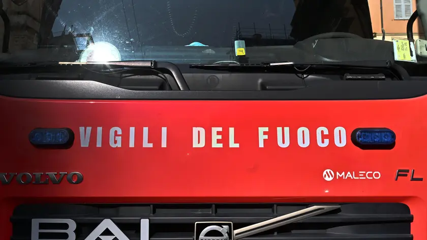 Vigili del Fuoco al lavoro per liberare scatinati dall'acqua, dopo il nubifragio della notte a causa della pioggia. Genova28 agosto 2023. ANSA/LUCA ZENNARO (vigile del fuoco, pompiere, vigili del fuoco, pompieri, simbolica, generica, camion, mezzo)