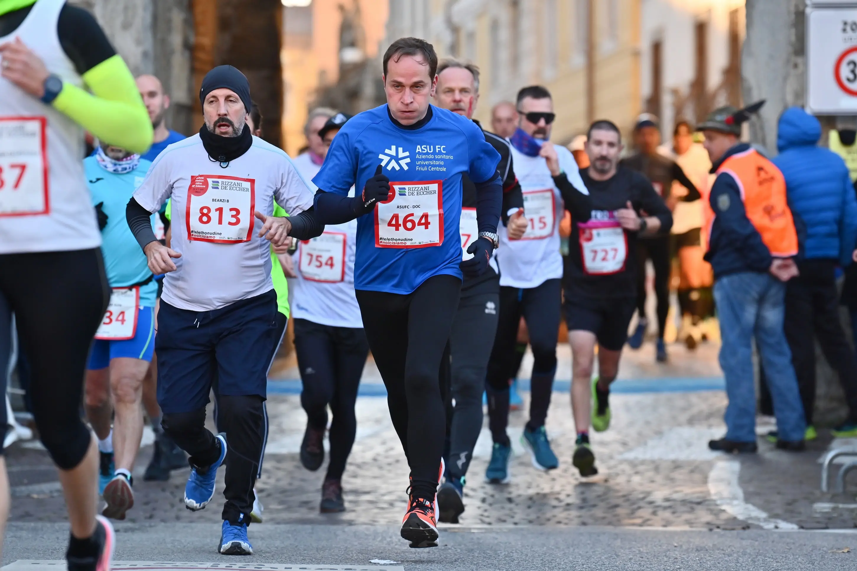 La 26esima edizione della Staffetta Telethon ha visto Udine animata da 870 squadre, per un totale di oltre 22mila partecipanti, tra cui 1.500 studenti. L'evento, che si è svolto dal 30 novembre al 1 dicembre, ha battuto un nuovo record di solidarietà, con la speranza di superare i 320mila euro di donazioni per la ricerca sulle malattie genetiche rare. Molti sportivi, tra cui il campione paralimpico Antonio Fantin, hanno preso parte all'iniziativa, insieme a tanti altri volontari e partecipanti, che hanno corso su un percorso di 1.920 metri nel cuore della città. Un grande successo, che ha coinvolto anche diverse associazioni e realtà locali. Foto Petrussi