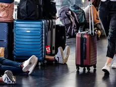 Passeggeri nella stazione Termini durante lo sciopero dei treni, Roma, 7 luglio 2024. ANSA/FABIO FRUSTACI