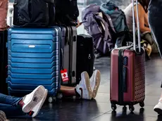 Passeggeri nella stazione Termini durante lo sciopero dei treni, Roma, 7 luglio 2024. ANSA/FABIO FRUSTACI
