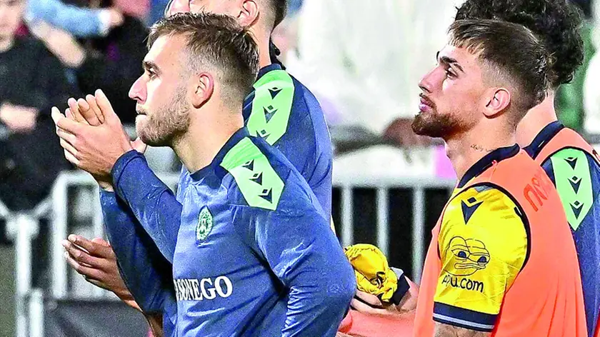 I bianconeri, delusi, ringraziano i mille friulani nel settore ospiti del Penzo dopo il ko FOTO PETRUSSI