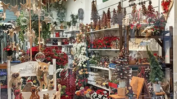 L'interno del negozio Magic fiori in via Poscolle a Udine
