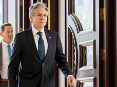 epa11377306 US Secretary of State Antony Blinken (C) arrives to meet with the President of Moldova in the presidential palace during his official visit to Chisinau, Moldova, 29 May 2024. The US secretary of state visits Moldova to reaffirm U.S. support for the efforts of the Republic of Moldova in energy security consolidation, democratic reforms, and economic development. EPA/DUMITRU DORU