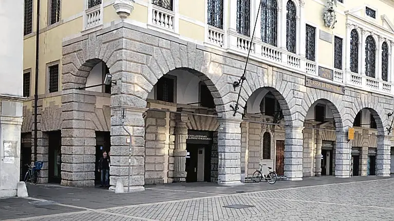 La stroica sede della Cassa di Risparmio in via Mercatovecchio