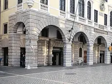 La stroica sede della Cassa di Risparmio in via Mercatovecchio