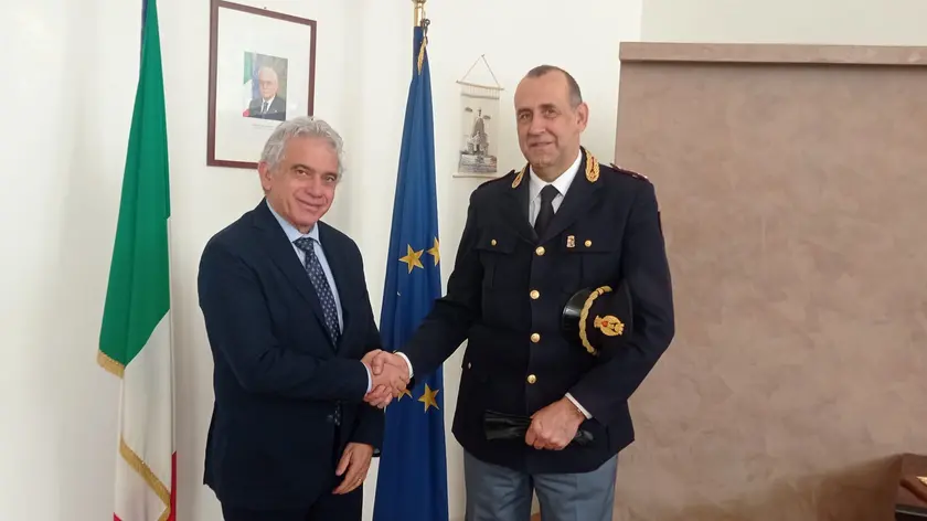A destra il commissario capo Nutta saluta il prefetto di Udine Lione