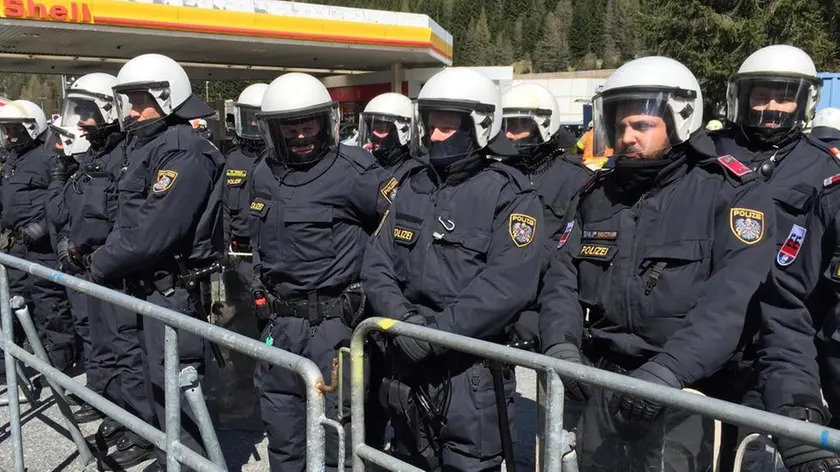 Un momento della manifestazione a favore dei migranti e contro i controlli di frontiera dell'Austria al Brennero 24 aprile 2016. ANSA/Roberto TOMASI