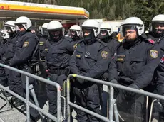Un momento della manifestazione a favore dei migranti e contro i controlli di frontiera dell'Austria al Brennero 24 aprile 2016. ANSA/Roberto TOMASI