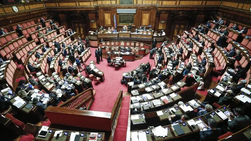 Un momento nell'aula del Senato durante le dichiarazioni di voto sul Def, Roma, 27 Aprile 2016. ANSA/ GIUSEPPE LAMI