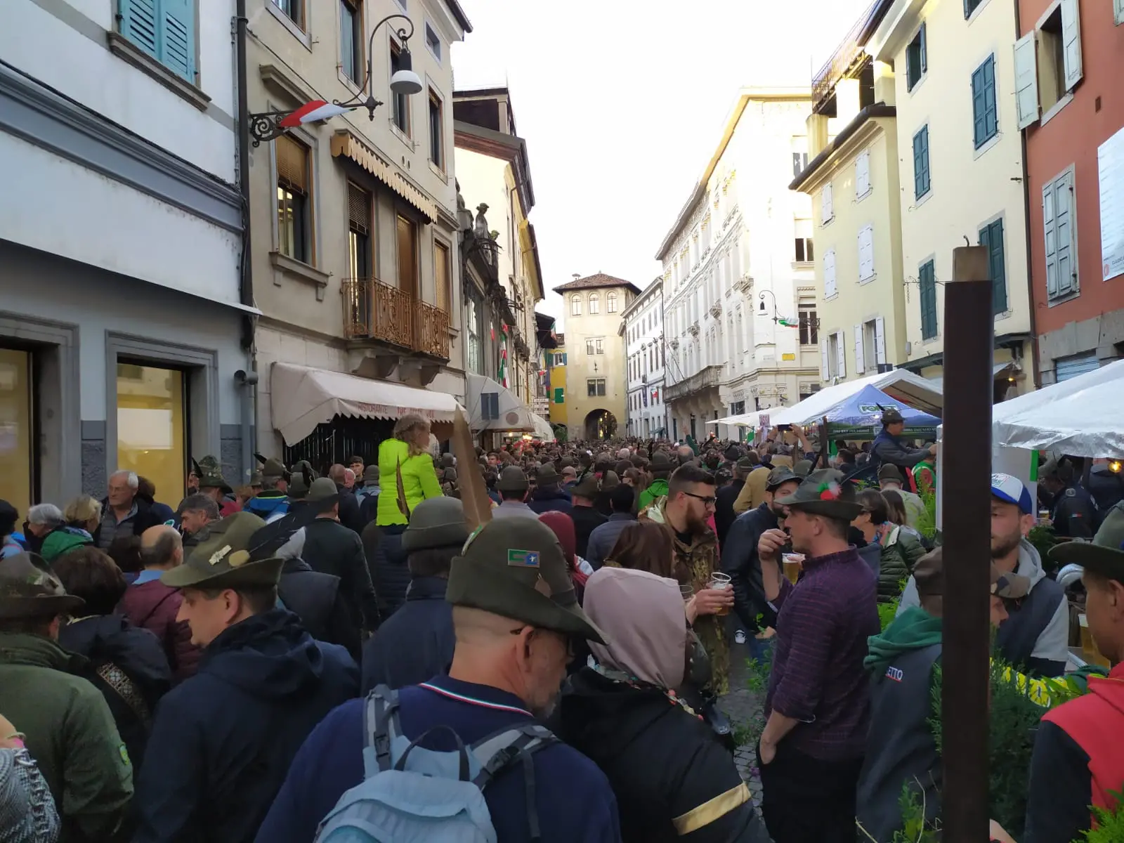 La pioggia non ha scoraggiato le migliaia e migliaia di persone arrivate a Udine per partecipare alla 94esima Adunata nazionale degli alpini che si tiene in città fino a domenica 14 maggio. Ecco le vie del centro invase da penne nere e cittadini