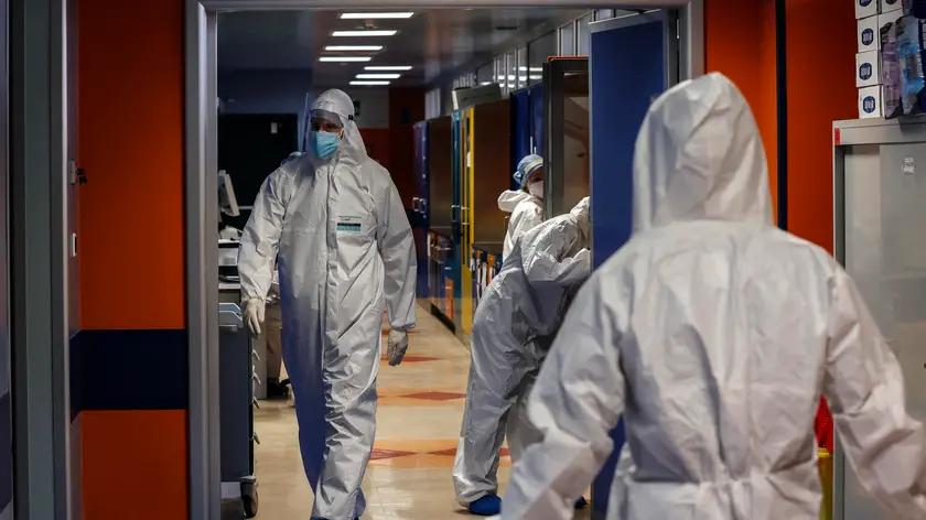 Health workers wearing overalls and protective masks in the intensive care unit of the Covid intensive care unit of the GVM ICC hospital of Casal Palocco near Rome, Italy, 21 January 2022. ANSA/GIUSEPPE LAMI