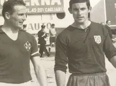 Greatti, a destra, con la maglia del Cagliari insieme ad Hamrin della Fiorentina