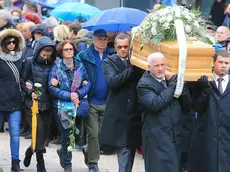 Il feretro di Giulio Regeni raggiunge la palestra per la funzione funebre, Fiumicello, 12 febbraio 2016. ANSA/ALBERTO LANCIA