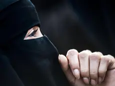 Il niqab è un velo che lascia scoperti solo gli occhi. Una bambina delle elementari lo ha indossato in una scuola di Pordenone