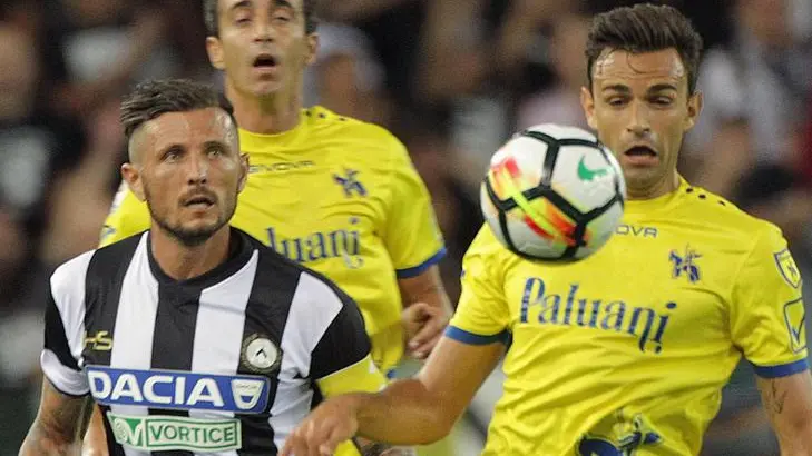 Udinese's Cyril Thereau (L) and Chievo Verona's Ivan Radovanovic in action during the Italian Serie A soccer match Udinese Calcio vs AC Chievo Verona at Friuli stadium in Udine, Italy, 20 August 2017. ANSA/STEFANO LANCIA