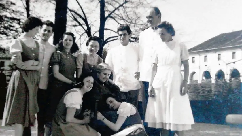 Le sorelle Giovanna e Genoveffa Nadal, oggi 95 e 86 anni, in una foto a Vistorta da ragazze