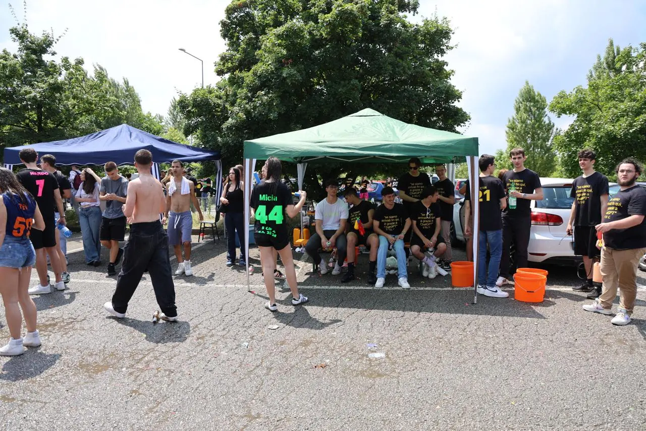 Una tradizione oramai consolidata a Udine: gli studenti, al termine delle lezioni, decidono di "rinfrescarsi" con bottiglie d'acqua e gavettoni (Foto Petrussi)