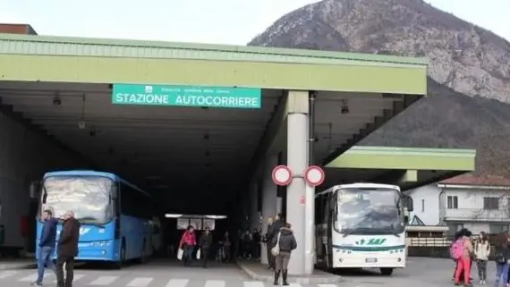 La stazione delle corriere di Tolmezzo dove la donna è stata colta da un malore