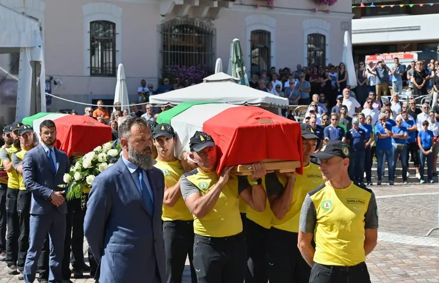 L'arrivo dei feretri nel piazzale della chiesa dei Santi Pietro e Paolo a Tarvisio