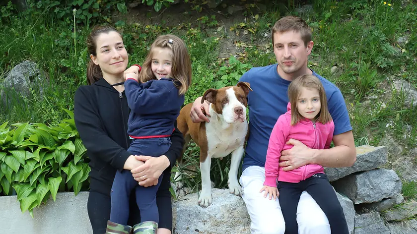 Tarcento 25 Aprile 2018. Le Bimbe perse nel bosco con i genitori ed il cane nella frazione di Stella. Foto Petrussi